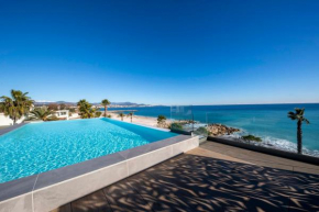 Superbe studio climatisé les pieds dans l'eau - piscine rooftop - parking privé, Villeneuve-Loubet